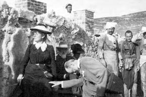 ΦΩΤΟ ΗΜΕΡΑΣ: Η μαντάμ Λαμπέρτ στο μινωικό ανάκτορο