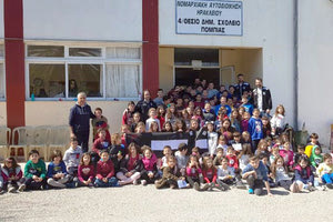 Ο Γενικός Διευθυντής της ΠΑΕ ΟΦΗ 1925, Ηλίας Πουρσανίδης μαζί με τους ποδοσφαιριστές της ομάδας, Γιώργο Στρέζο και Ανέστη Νάστο, επισκέφτηκαν το Δημοτικό Σχολείο Πόμπιας