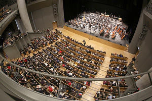 H αίθουσα «Ανδρέα και Μαρίας Καλοκαιρινού», όπως ονομάζεται πλέον από χθες η μεγάλη αίθουσα του Πολιτιστικού και Συνεδριακού Κέντρου