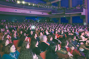 πλήθος κόσμους βρέθηκε χθες το βράδυ στο κινηματοθέατρο "Αστόρια" για τη συναυλία αφιερωμένη στη Γυναίκα, με τη Γιώτα Νέγκα, την οποία διοργάνωσε η Περιφέρεια Κρήτης