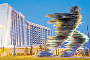 το γλυπτό που βρίσκεται μπροστά από το Χίλτον στην Αθήνα