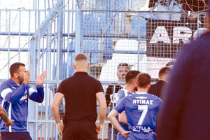 οι παίκτες του ΟΦΗ μετά το τέλος του αγώνα στην Ριζούπολη.