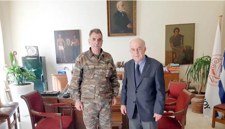 Συνάντηση με τον διοικητή της Σχολής Εφέδρων Αξιωματικών Πεζικού, ταξίαρχο Κωνσταντίνο Λιόντο, είχε ο δήμαρχος Ηρακλείου, Βασίλης Λαμπρινός.