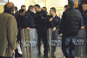 Οι άνδρες της διμοιρίας σχημάτισαν “αλυσίδα”, για να αποτρέψουν των συγγενών της 11χρονης με τον κατηγορούμενο