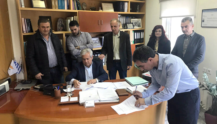 Ο δήμαρχος Μαλεβιζίου και ο πρύτανης του ΤΕΙ Κρήτης υπέγραψαν προγραμματική σύμβαση για την αναβάθμιση των σχολικών κτηρίων
