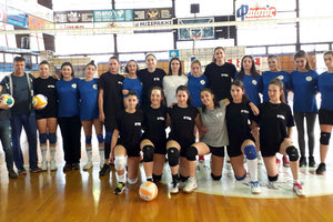 ΒΟΛΕΪ: Το 8ο και το 2ο ΕΠΑΛ στα κορίτσια σε αναμνηστική φωτογραφία