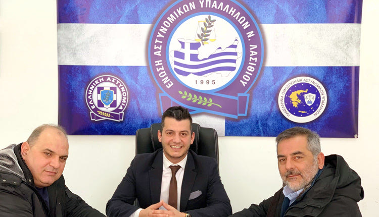 Ο κ. Στεφανάκης (δεξιά) με τους συνδικαλιστές της ΕΛ.ΑΣ.