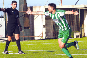 Ο Καϊμακαμούδης πανηγυρίζει το γκολ που πέτυχε