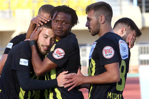 Οι παίκτες του Εργοτέλη πανηγυρίζουν το τέρμα του Μανουσάκη