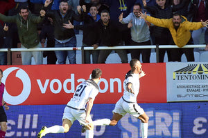 Ο Φερέιρα πανηγυρίζει μπροστά στον κόσμο του ΟΦΗ το 2-0