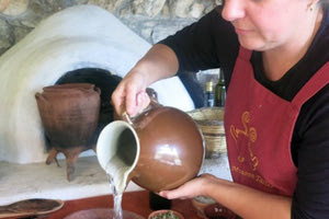 Η Αμερικανίδα ανθρωπολόγος και αρχαιολόγος Τζέραλιν Μόρισον, η οποία τα τελευταία χρόνια ασχολείται με τη δημιουργία αντιγράφων των μινωικών σκευών μαγειρικής