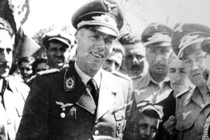 Μάιος 1944, πλατεία Καστελλίου. Ο Γερμανός Διοικητής του αεροδρομίου Καστελλίου Τροστ αποχωρεί από την Κρήτη.