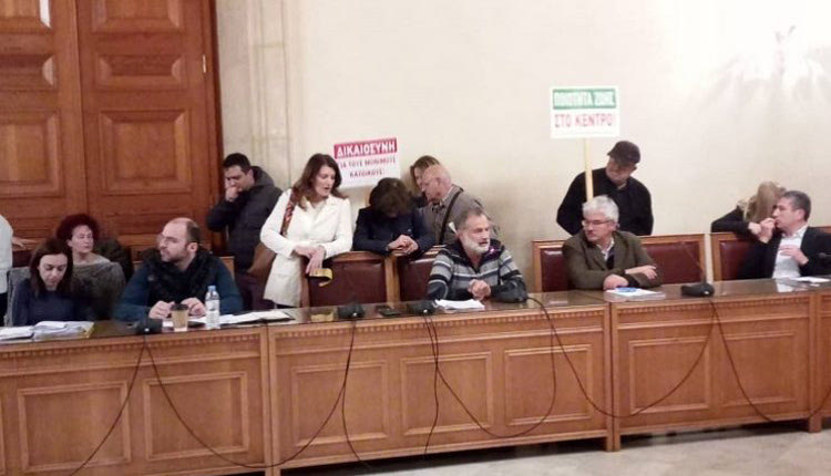 Ξεχείλισε το ποτάμι της οργής και της αγανάκτησης χθες βράδυ από τους κατοίκους του κέντρου της πόλης, οι οποίοι κατέκλυσαν το Δημοτικό Συμβούλιο,