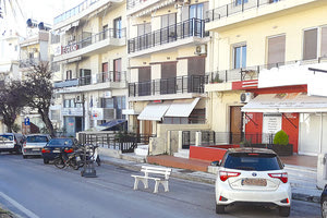 καρότσια, παγκάκια και ό,τι άλλο βρεθεί για να κρατήσουμε το πάρκινγκ δικό μας