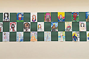 Έκθεση παιδικής τέχνης με θέμα: “Η Μόνα Λίζα στο… σχολείο έχει δημιουργηθεί στον αίθριο χώρο της Δημοτικής Πινακοθήκης «Μπότης Θαλασσινός»