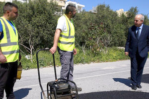 Τρέχουν και δεν φτάνουν τα συνεργεία του Δήμου, προκειμένου να επισκευάσουν τις αναρίθμητες λακκούβες που έχουν ανοίξει σε διάφορα σημεία της πόλης