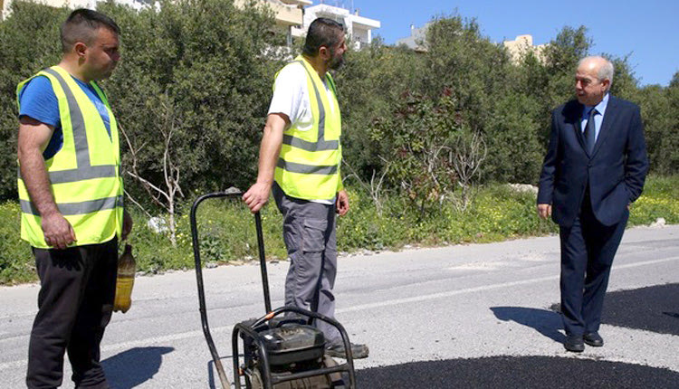 Τρέχουν και δεν φτάνουν τα συνεργεία του Δήμου, προκειμένου να επισκευάσουν τις αναρίθμητες λακκούβες που έχουν ανοίξει σε διάφορα σημεία της πόλης