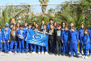 Η ομάδα του Ωρίωνα με την προπονήτριά τους