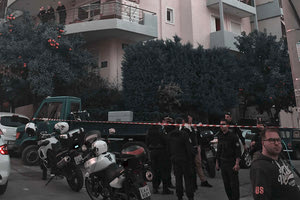 Ασύλληπτη τραγωδία χθες το μεσημέρι στον Νέο Κόσμο, όταν μητέρα έπεσε με το ανήλικο παιδί της από τον 5ο όροφο πολυκατοικίας