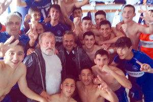 Oι παίκτες της Μικτής Νέων ΕΠΣΗ πανηγυρίζουν τη μεγάλη νίκη