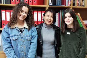 Οι δύο μαθήτριες με τη φιλόλογο του Λυκείου Αγίας Βαρβάρας, κ. Μαρία Χουρδάκη
