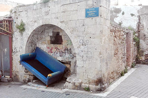 Ένας καναπές στο μνημείο!