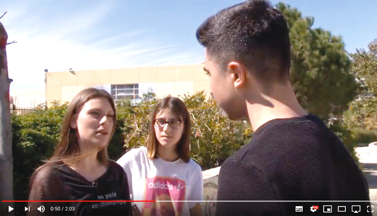 Σκηνή από το βίντεο, όπου οι μαθητές εξηγούν τι σημαίνει ο όρος «ψευδείς ειδήσεις»