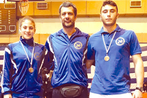 Οι Δεσκουλίδου με τον προπονητή και πατέρα της Παράσχο και δεξιά ο Μιχελάκης