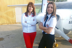 Η 17χρονη Μαρία Γιατράκη, μαθήτρια της Γ’ Λυκείου του Μουσικού Σχολείου Ηρακλείου πιλοτάρει ένα αεροπλάνο DA-40 (diamond)! 