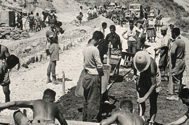 ΦΩΤΟ ΗΜΕΡΑΣ: Στην κατασκευή ενός δρόμου το 1941