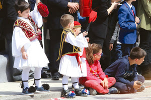 Λιλιπούτειοι τσολιάδες, κορίτσια και αγόρια με παραδοσιακές φορεσιές έδωσαν ξεχωριστή νότα στην παρέλαση που έγινε στο Ηράκλειο