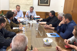 Στιγμιότυπο από τη συνάντηση των κατοίκων της Ν. Αλικαρνασσού με τον περιφερειάρχη κ. Αρναουτάκη και τον πρόεδρο της Ε.Λ.Α. κ. Γ. Μαρής