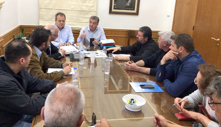 Στιγμιότυπο από τη συνάντηση των κατοίκων της Ν. Αλικαρνασσού με τον περιφερειάρχη κ. Αρναουτάκη και τον πρόεδρο της Ε.Λ.Α. κ. Γ. Μαρής