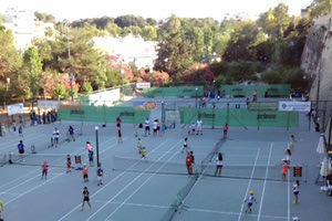 Η συνύπαρξη ενετικών τειχών και τένις