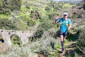 Ο Γιάννης Κουνδουράκης στη διάρκεια της διαδρομής στα Μονοπάτια της Κνωσού και του Γιούχτα knossos run
