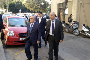 Ο πρόεδρος του Αρείου Πάγου κ. Βασίλειος Πέππας κατά την είσοδο του στο Δικαστικό Μέγαρο Ηρακλείου συνοδευόμενος μεταξύ άλλων από τον προϊστάμενο του Εφετείου Ανατολικής Κρήτης κ. Χαρίδημο Πρατικάκη. 