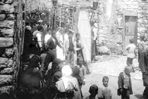 ΦΩΤΟ ΗΜΕΡΑΣ: Κηδεία σε χωριό της Κρήτης