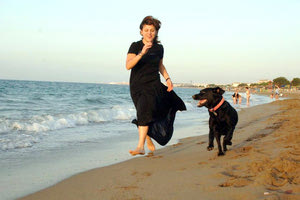 Η ζωή της Ιωάννας-Μαρίας Γκέρτσου και της Λάρας, του πρώτου στην Ελλάδα σκύλου οδηγού τυφλών.