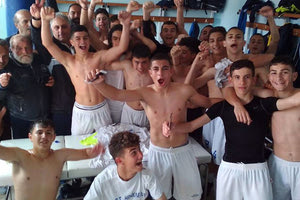 Έξαλλοι πανηγυρισμοί στα αποδυτήρια της Μικτής ΕΠΣΗ Παίδων