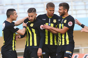 Οι τρεις σκόρερ του Εργοτέλη στο χθεσινό ματς πανηγυρίζουν μαζί με τον Μαζουλουξή