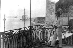 ΦΩΤΟ ΗΜΕΡΑΣ: Ένας γόης στο μπαλκόνι