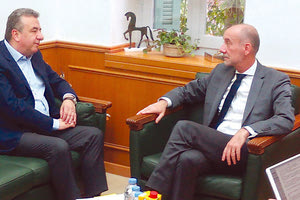 Από τη συνάντηση Αρναουτάκη με τον γενικό διευθυντή Έρευνας και Καινοτομίας της Ευρωπαϊκής Επιτροπής, Mr. Jean-EricPaquet που έγινε στα γραφεία της Περιφέρειας Κρήτης