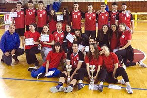 Αγόρια και κορίτσια του 11ου Λυκείου που πήραν τους τίτλους στο βόλεϊ