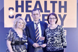 Ο αναπληρωτής διοικητής ΠΑΓΝΗ δρ. Ιωάννης Φανουργιάκης, η προϊσταμένη του Τμήματος Αποστείρωσης ΠΑΓΝΗ κα Στέλλα Βασιλάκη (αριστερά), η απονεμήτρια του βραβείου κα Ματίνα Πεσιμίση