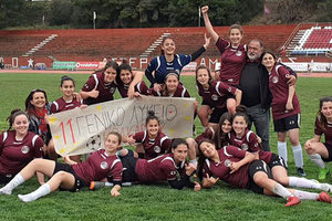 Στο βάθρο του Πανελληνίου σχολικού πρωταθλήματος ποδοσφαίρου τα κορίτσια του 11ου ΓΕΛ Ηρακλείου που κατέκτησαν την 3η θέση