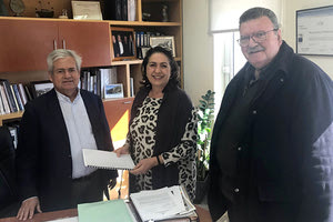 Τη συλλογή της «Κρητικά Νάκλια» δώρισε η φωτεινή Σκουλά - Δουλγεράκη στον δήμαρχο Μαλεβιζίου Κώστα Μαμουλάκη, με σκοπό να εκτεθούν στο νέο Μουσείο Οίνου και Αμπέλου