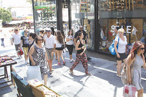 κίνηση στην αγορά του Ηρακλείου στις εκπτώσεις