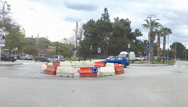 Με νεροπαγίδες διαμορφώθηκε ο κυκλικός κόμβος στο ύψος της Όασης