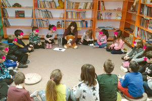 Οι μαθητές του 43ου Δημοτικού Σχολείου Ηρακλείου, που αναλαμβάνουν καθήκοντα βιβλιοθηκονόμων.