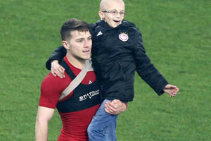 Ο Λεονάρντο Κούτρης μετά το τέλος του αγώνα με τον Ατρόμητο πήρε από το χέρι τον μικρό Βασίλη που δίνει “μάχη” για τη ζωή και κατευθύνθηκε στην εστία που βρίσκεται μπροστά από τη Θύρα 7